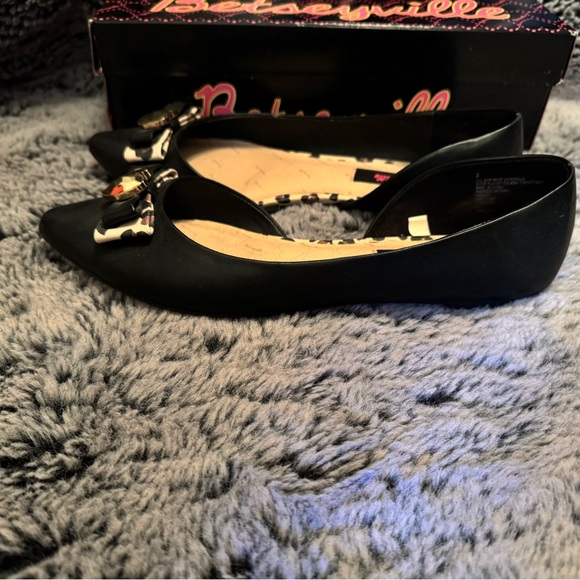 Betsy Johnson Flats - Picture 4 of 8